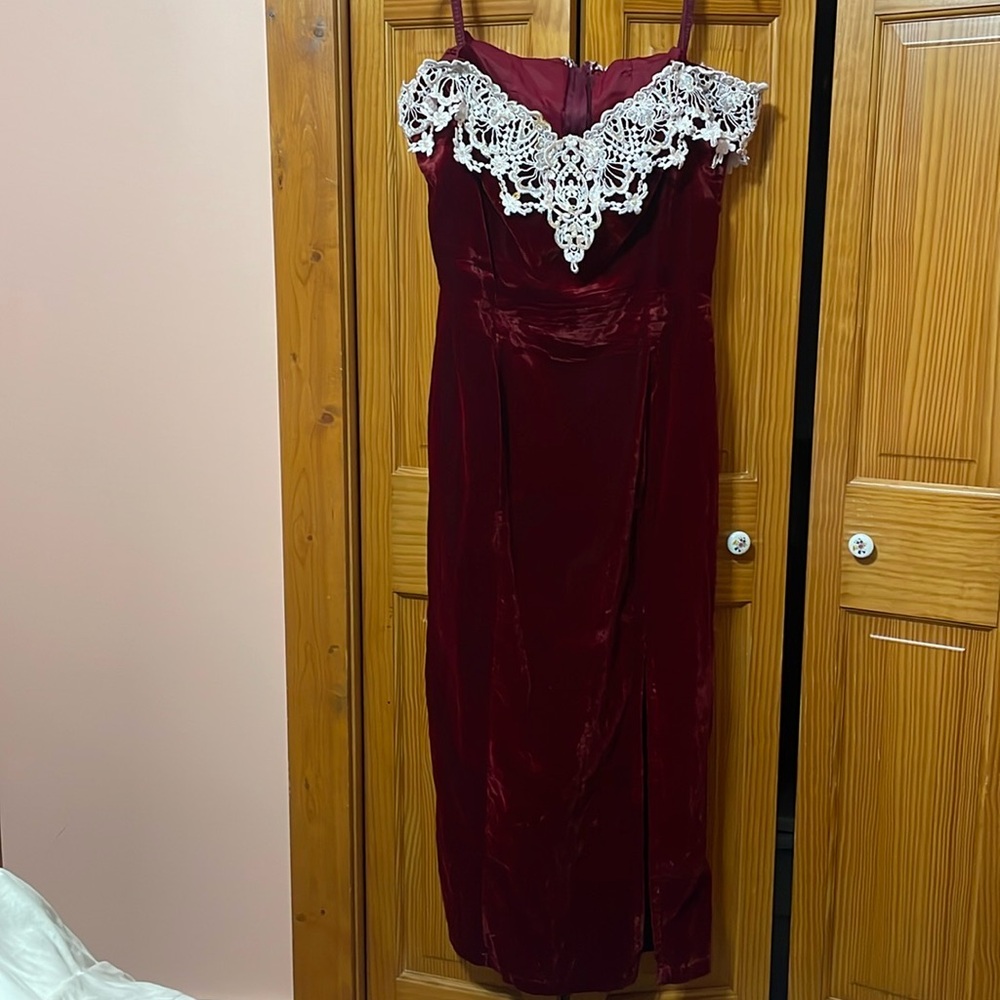 CeLaVie Paris New York Elegant Strapless Velvet Dress with Lace Accent